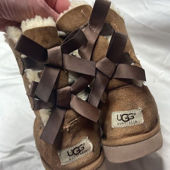 UGG Kids Bailey Bow II Chestnut Short Boots. Size 3. - Picture 7 of 12